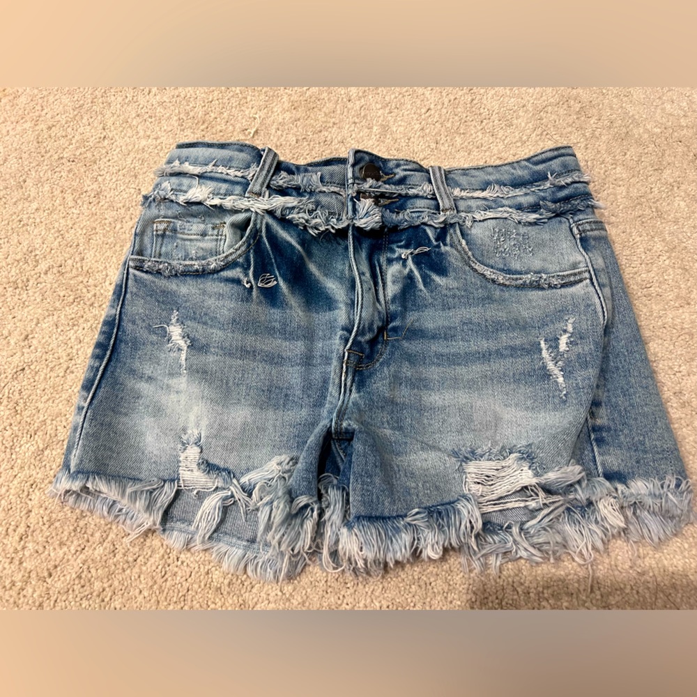 MEDIUM WASH FRAYED DENIM SHORTS